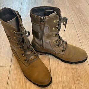Sorel Emelie Conquest Casual Shoes - women’s size 8 boot with inside zipper.